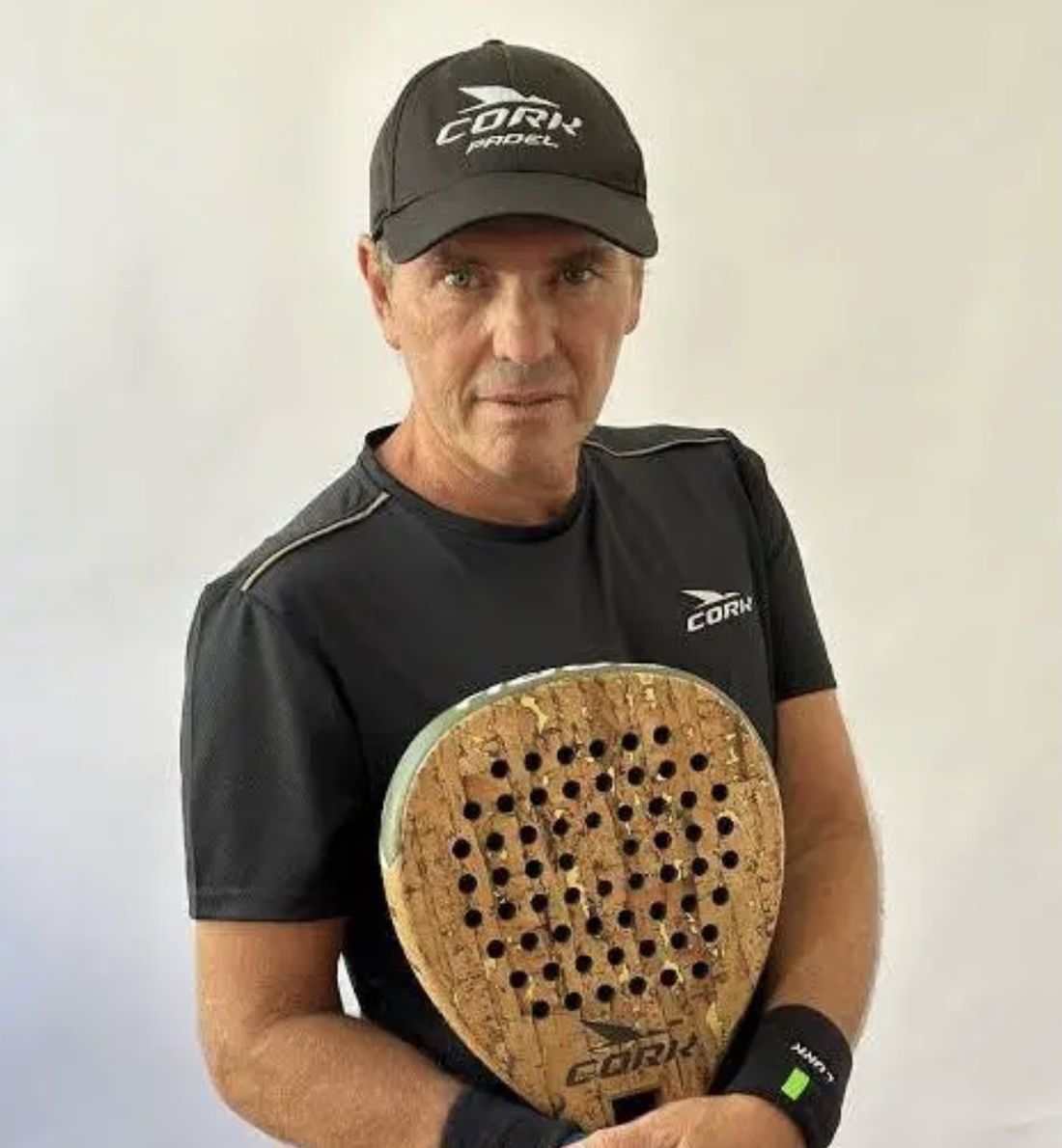 Roby Gattiker con remera negra y paleta de pádel